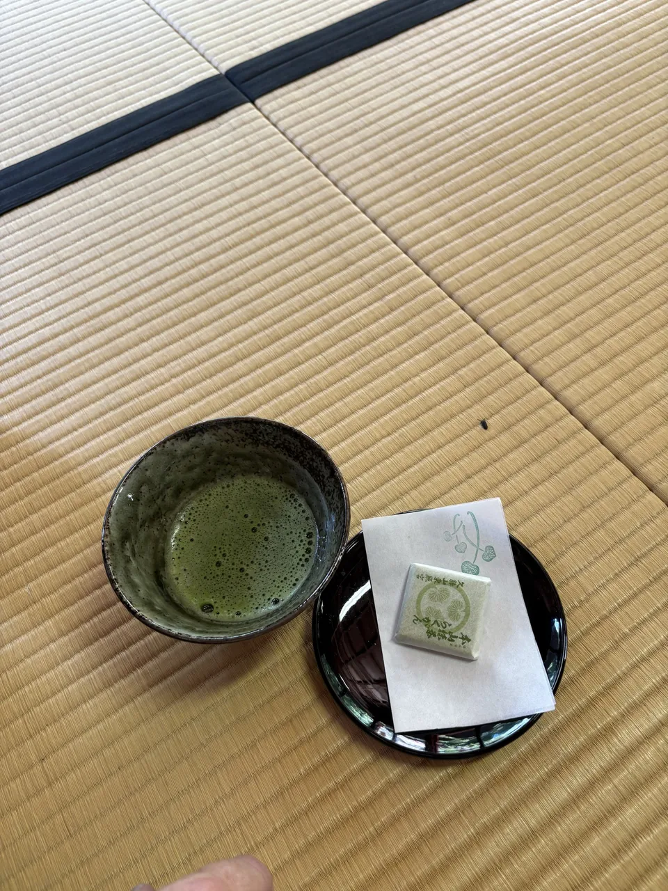 Miska ceremoniální matchy a japonská sladkost na tatami